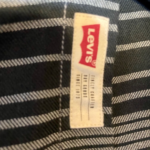 Levi’s button up shirt XL EUC - Picture 5 of 5